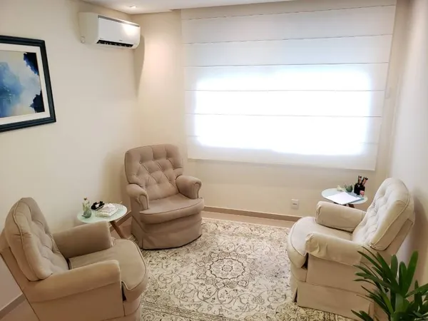 Sala de atendimento com poltronas bege