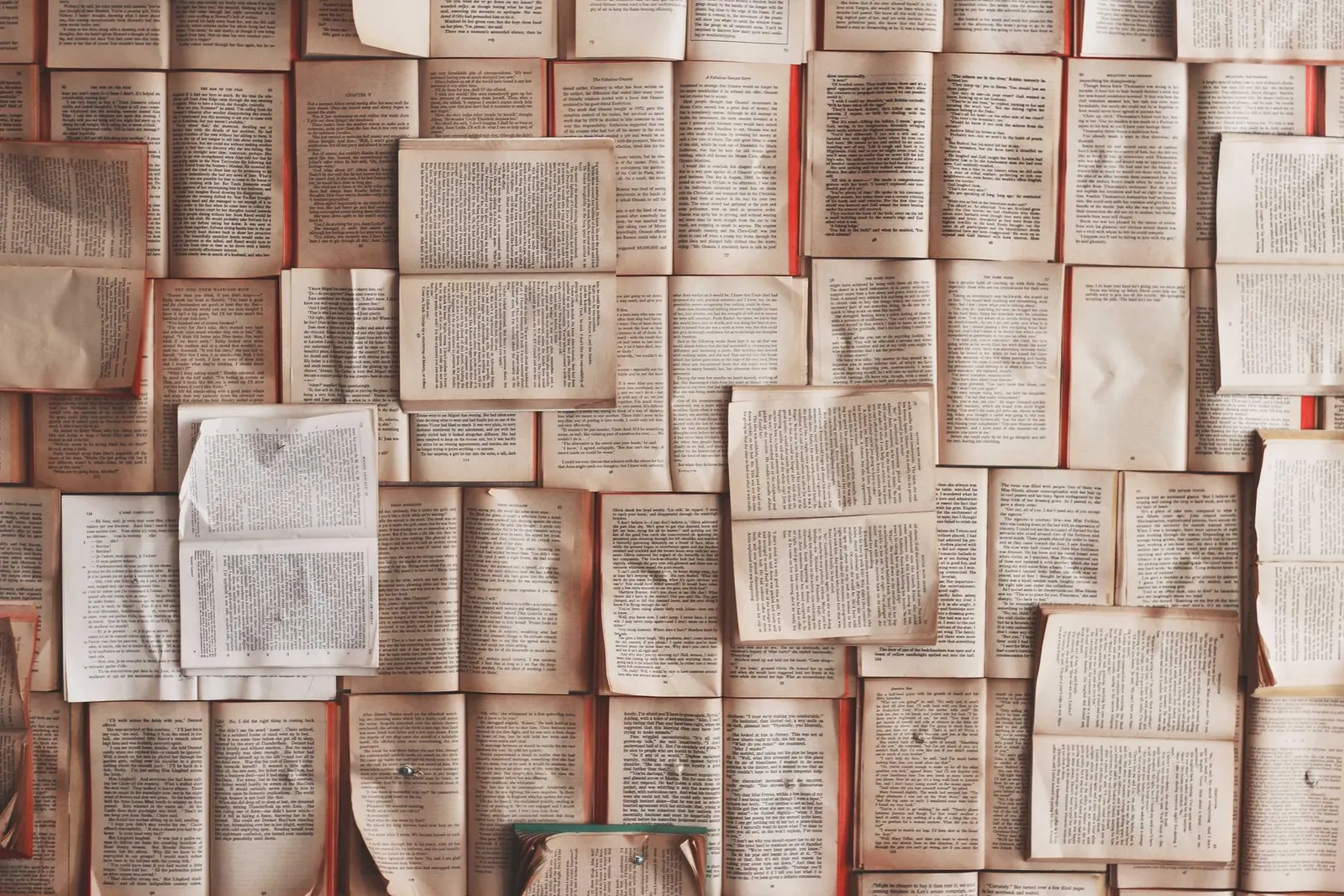 Páginas de livros antigos dispostas lado a lado